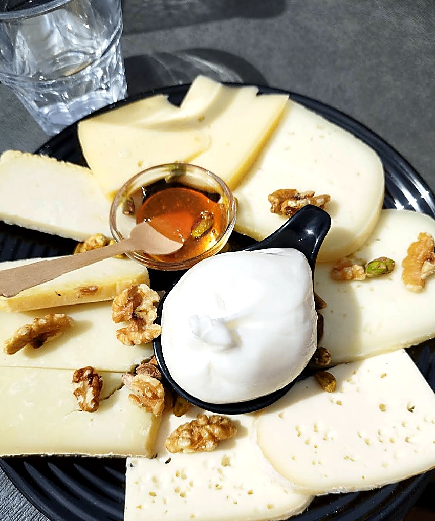 Selezione di pecorini con burrata, miele e frutta secca