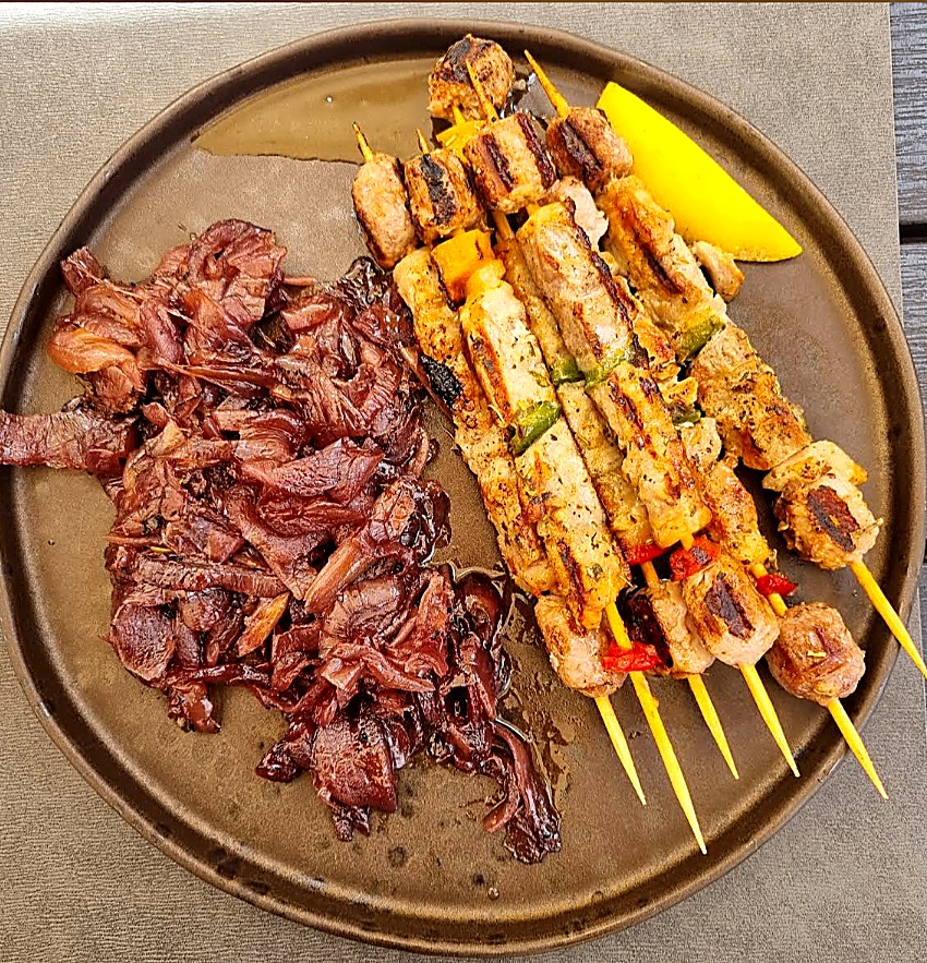 Secondi piatti e spiedini serviti in osteria