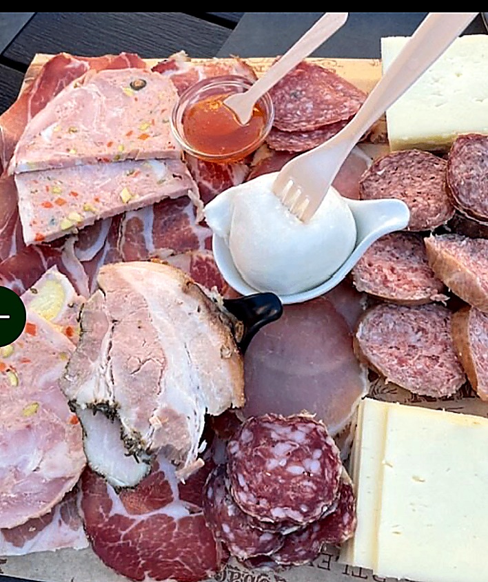 Tagliere misto con salumi, burrata e formaggi