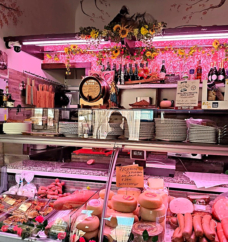 Banco dell'osteria con salumi, formaggi e prodotti tipici